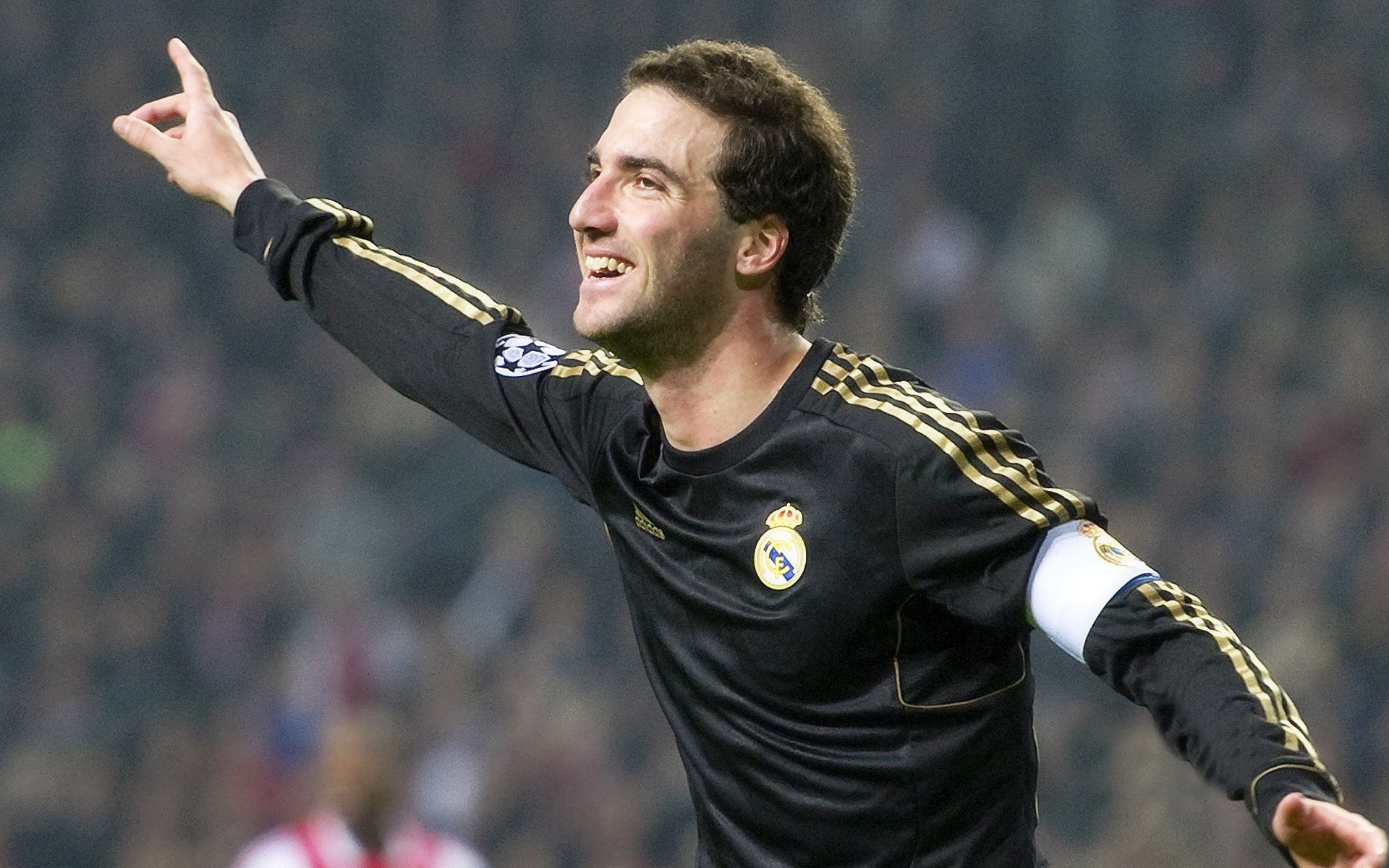 阿森纳险胜切尔西，萨卡传射建功枪手重回榜首，萨卡转会阿森纳